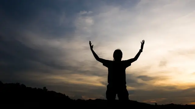 023237400_1704687903-silhouette-woman-praying-with-god